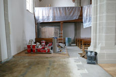 Reinigung und Aufstellung der Kirchenbänke von St. Crescentius (Foto: Karl-Franz Thiede)